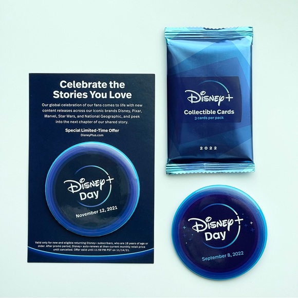 D23 EXPO 2022 DISNEY+ PLUS TRADING CARDS PACK & DISNEY + DAY BUTTONS 2022 & 2021 - Picture 1 of 8